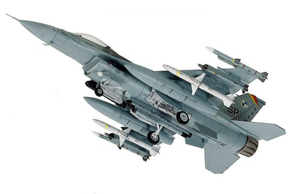 Underneath Tamiya F-16 CJ Fighting Falcon - Block 50 with Full Equipment 72 Scal