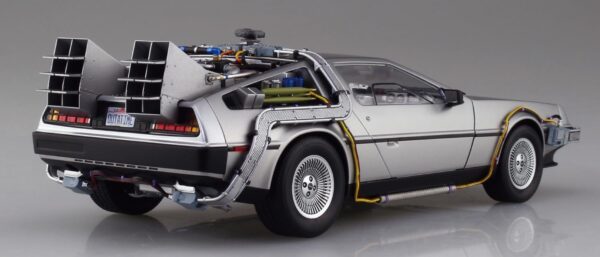 Aoshima DeLorean Time Machine from Back To The Future Part I 1/24 Scale 06436