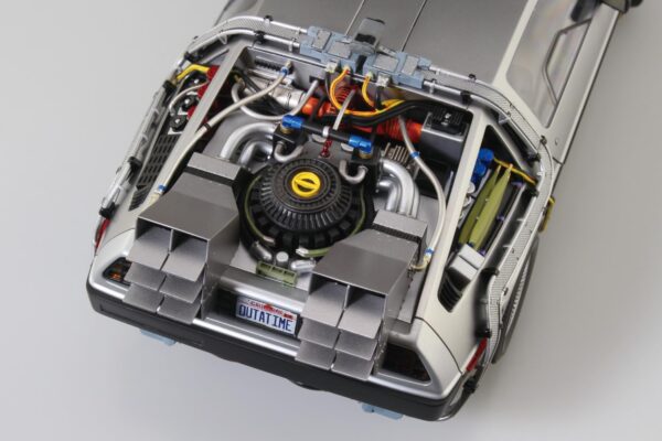 Aoshima DeLorean Time Machine from Back To The Future Part I 1/24 Scale 06436