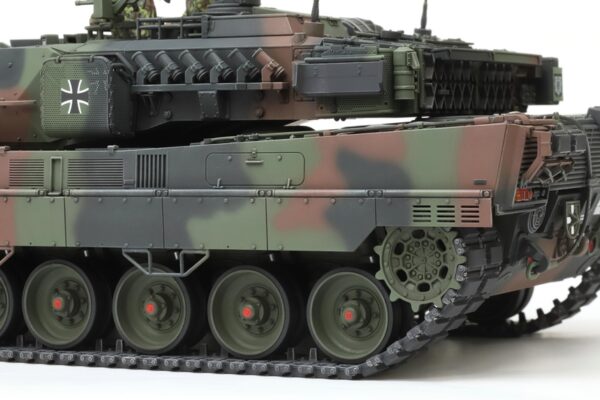 Tamiya Leopard 2 A7V German Main Battle Tank New Tooling 1-35 Scale 35387 Detail